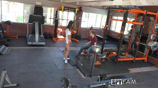 Athletic Sis Gives Bro BJ at Gym: XXX Video